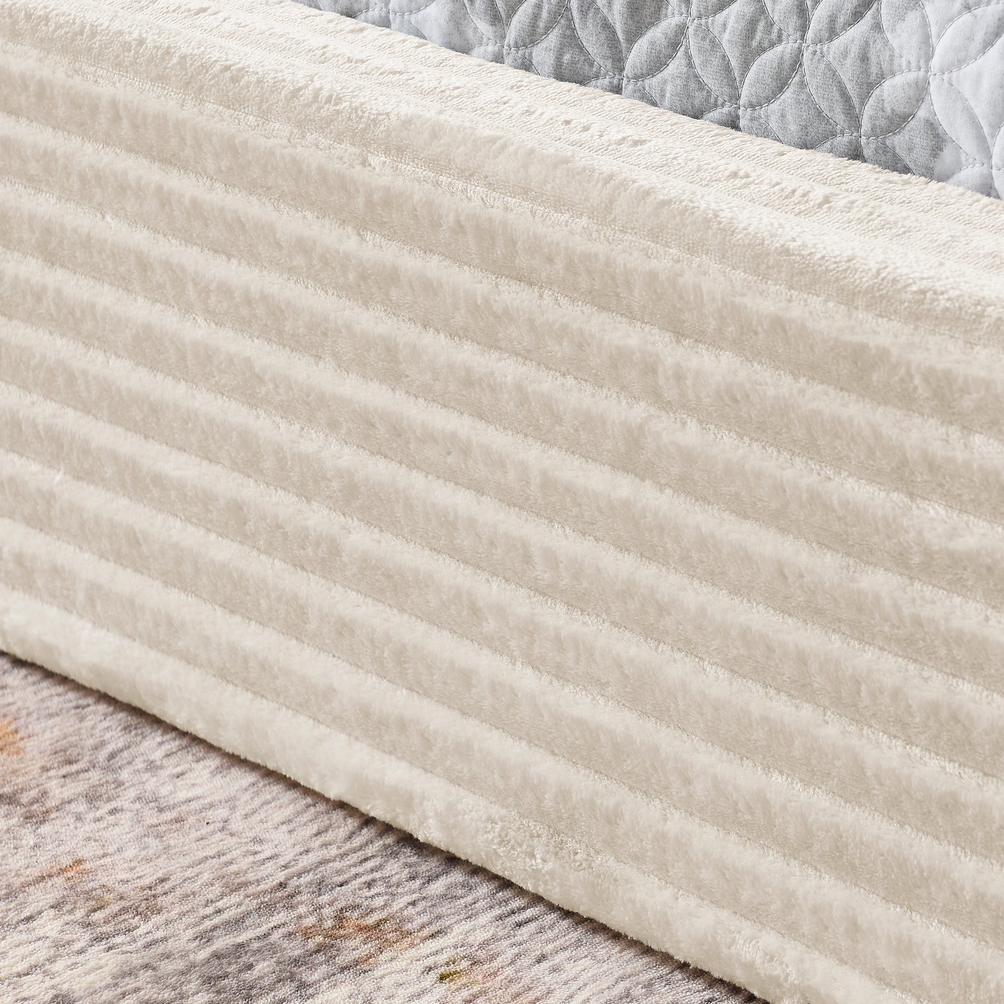 Queen Size Upholstered Bed FrameAnd velvet fabric,Grounded Platform Bed with Decorative Curved Headboard and Solid Wood Frame