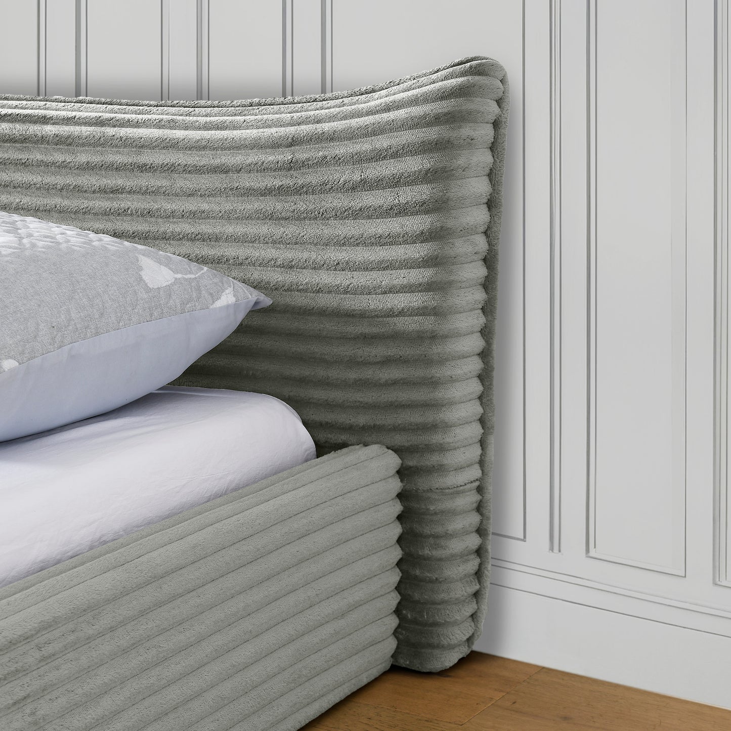 Queen Size Upholstered Bed FrameAnd velvet fabric,Grounded Platform Bed with Decorative Curved Headboard and Solid Wood Frame